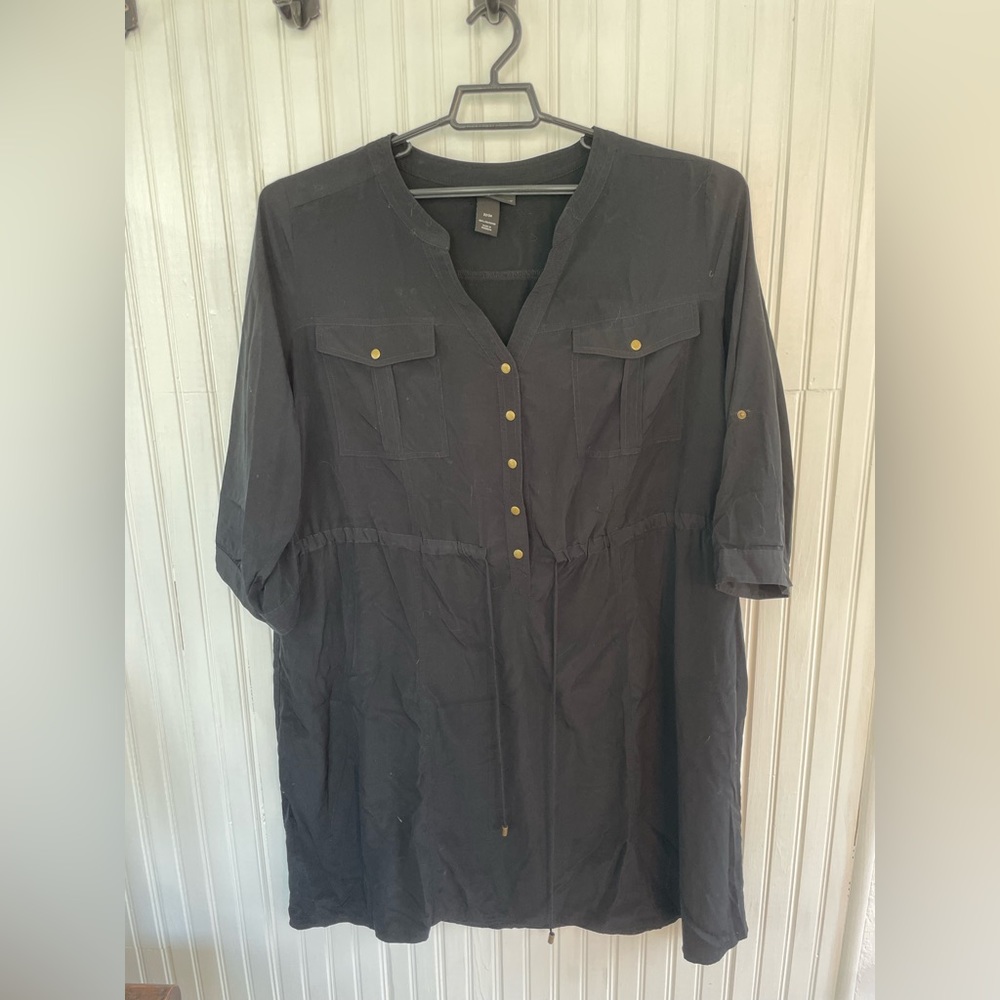 Black, shirt dress. Tie and button front.